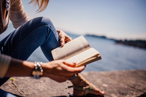 Read more about the article The 14 Ultimate Pros and Cons of Self-Help Books